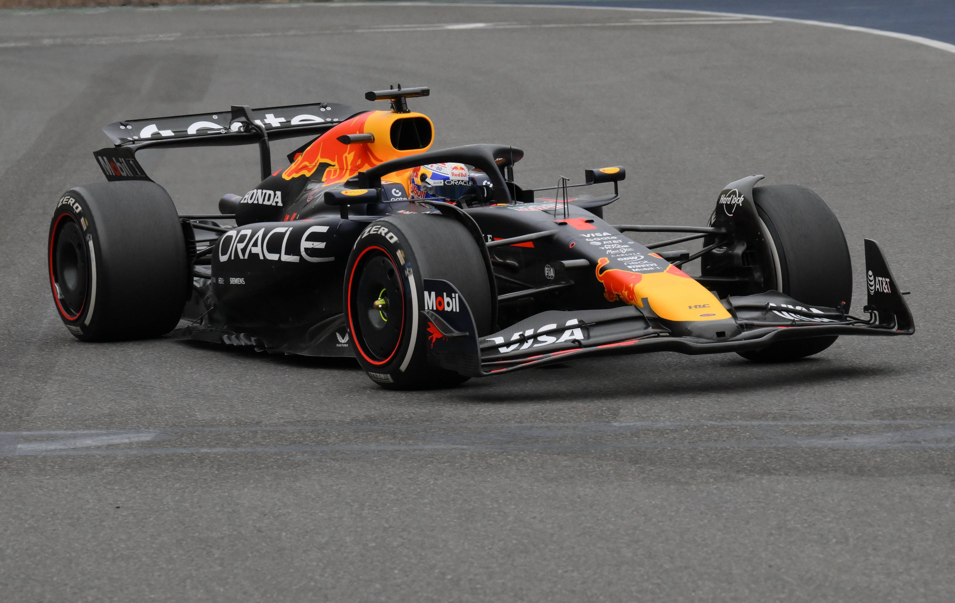 红牛车队完胜迈凯伦，拉塞尔高光表现